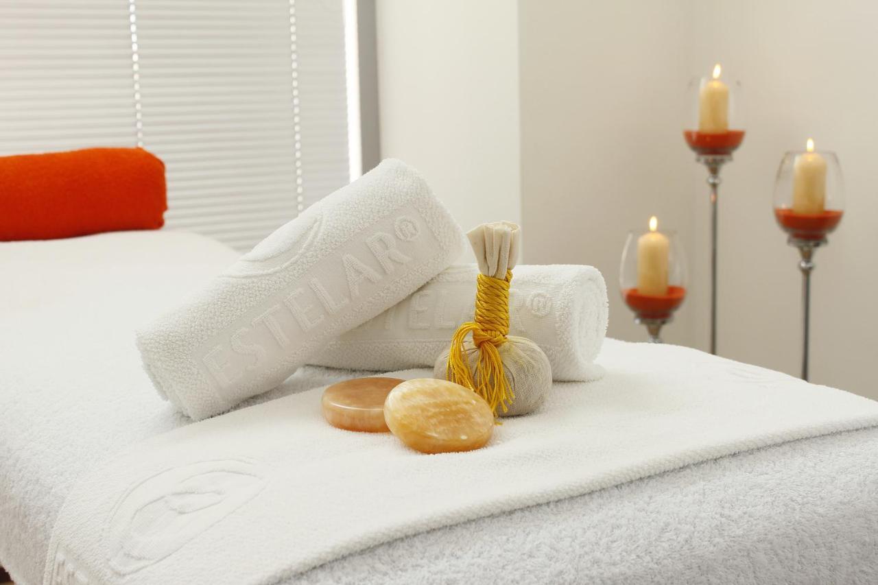 Estelar Alto Prado Barranquilla  Exterior foto A massage table with towels and massage stones